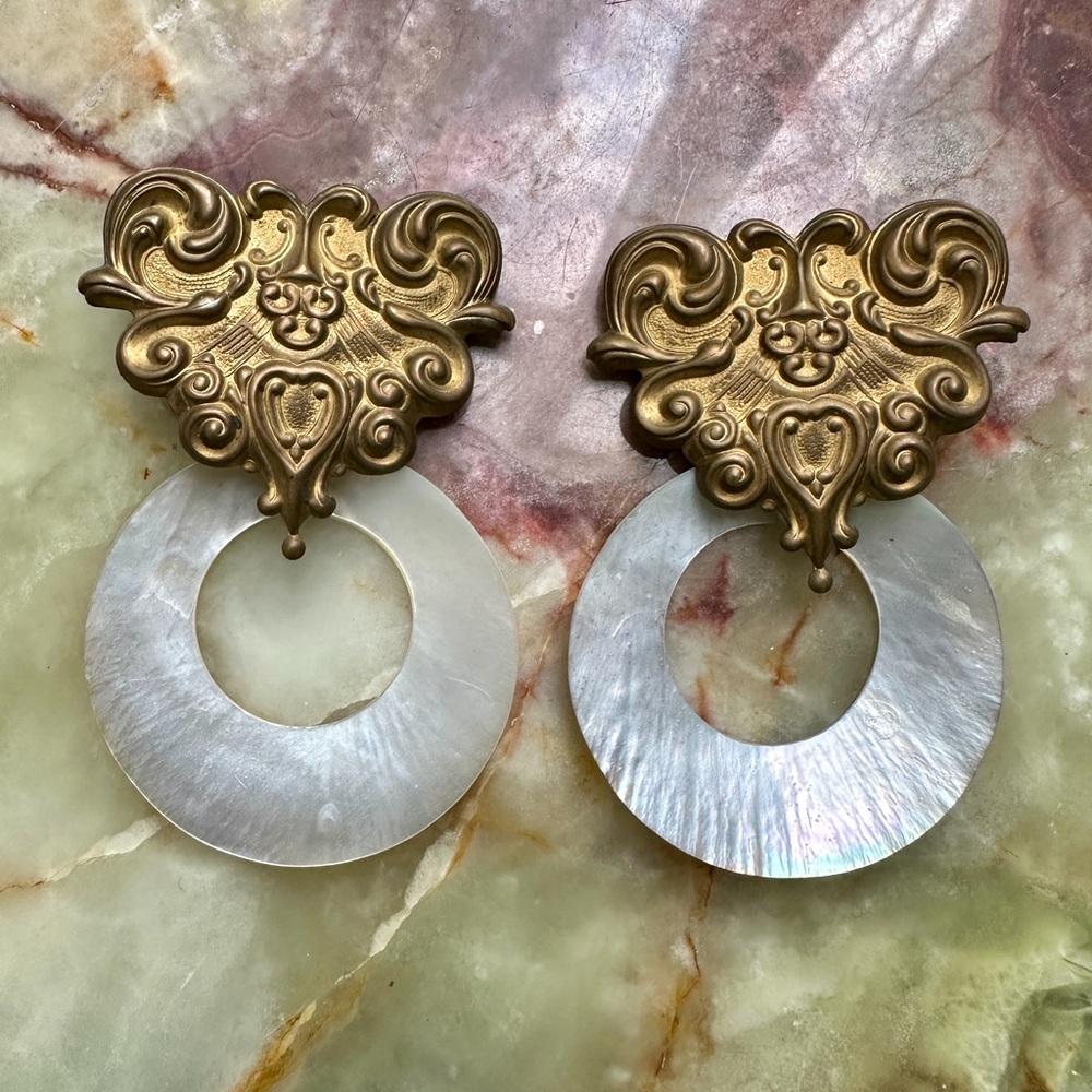 VINTAGE 1980s STATEMENT EARRINGS ORNATE GOLD MOTHER OF PEARL DANGLE REGENCY CLIP